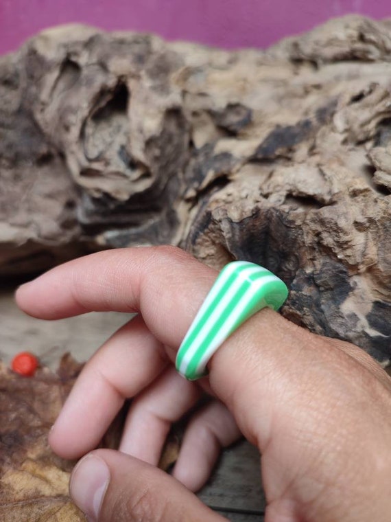 Vintage light green striped lucite ring Size 7US … - image 6