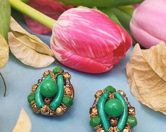 Vintage green cluster earrings Beaded earrings Clip on statement earrings Colourful earrings Retro fashion earrings Mid century classics Vtg