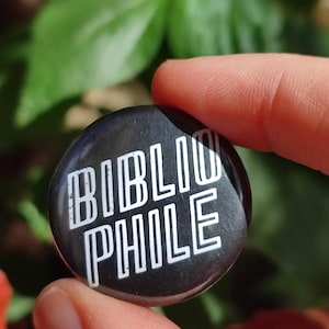 BIBLIOPHILE Przypinka dla miłośników książek Przypinka czarny przypinka Popularna fraza przypinka Pomysł na prezent na ukończenie szkoły Wsparcie bibliotek Przypinka bibliotekarza Poezja