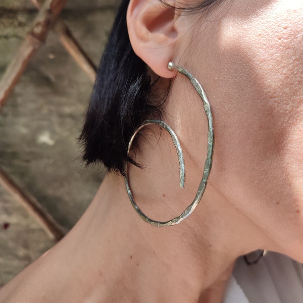 Handmade Geometric Silver tone hammered earrings for pierced ears Vintage Cochlea big size earrings Snail oversized minimal earrings Carved