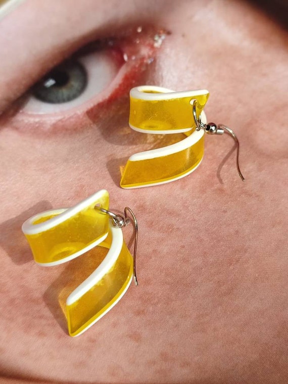 Vintage plastic fantastic earrings for pierced ear