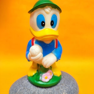 Vintage rubberen knijpspeelgoed Donald Duck Klassiek retro stripfiguur Walt Disney Antropomorfe witte eend Mikey Mouse filmserie Comic