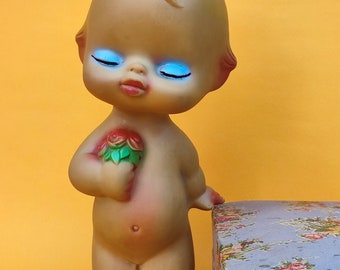 Antica bambola giocattolo in gomma Kewpie con cigolio Bambola con figura di bambino Tenendo fiori giocattolo per bambini Bambola che bacia Mascotte IKB Sekiguchi bambola Showa morbido giocattolo in vinile