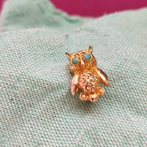 Super cute Blue eyed Owl brooch Tiny size Owl ornament Gold tone Owl retro style jewelry Mid century Women&#39;s fashion Birthday gift ideas
