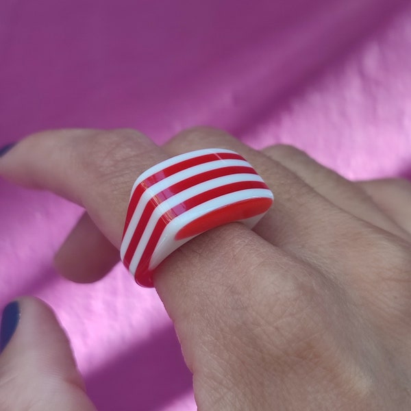 Vintage plastic striped red white colour ring Pop art ring Geometric chunky ring Funky lucite ring size US 7 Retro fashion fun stripes vtg