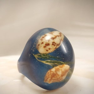 Vintage plastic ring marine life ring resin ring sea shell and seaweed ring Chunky ring