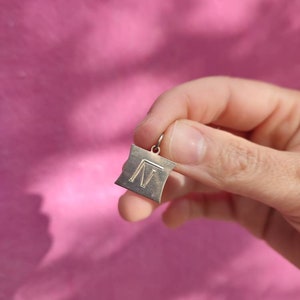 Letra del alfabeto metálico vintage ΓΝ Colgante de monograma Tendencia de monograma Colgante clásico Carta inicial Encanto unisex Medallón de letra Monograma Manía