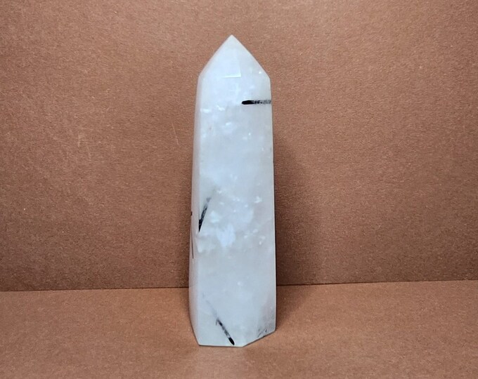 Tourmaline Quartz: A powerful stone for balance and protection. It purifies energy, promotes growth and creates an aura of positivity.