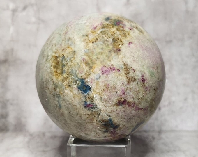 Fuchsite with Ruby: A symbiosis of love and strength. Promotes emotional balance and passion for a fulfilled life full of vitality.