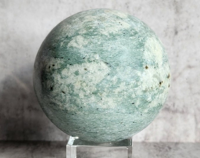 Amazonite sphere: Calms the nervous system, promotes balance and truth. A powerful tool for self-expression.