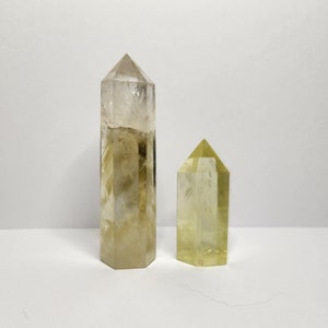 Citrina ricavata da ametista riscaldata. Un'energia pura che favorisce concentrazione, creatività e sintonia. Calore raffinato in forma solida.