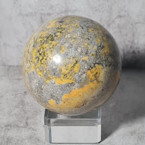 Diaspro dai colori grigio e giallo come un calabrone: ci incoraggia a lasciar andare le nostre paure e a rompere i vecchi schemi.
