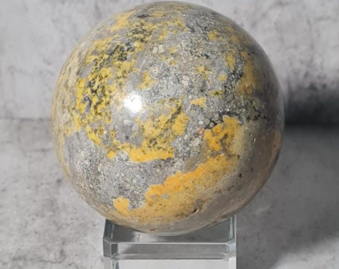 Jasper with gray and yellow colors like a bumblebee: encourages us to let go of our fears and break old patterns.
