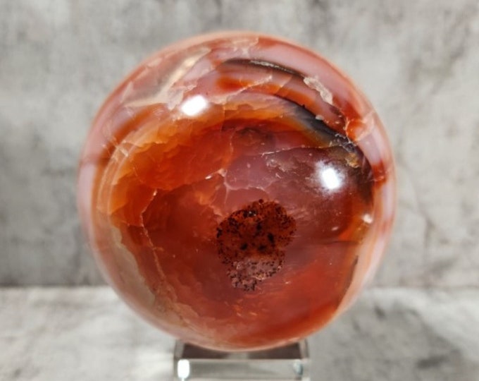 Carnelian: Grounds and activates the root chakra. Keeps you firmly on the ground with positive energy. Uplifting, motivating and vitalizing.