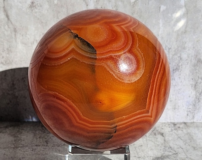 Carnelian, grounding stone that provides self-confidence, surrender, courage and positivity. Warms and calms you with its warm color.