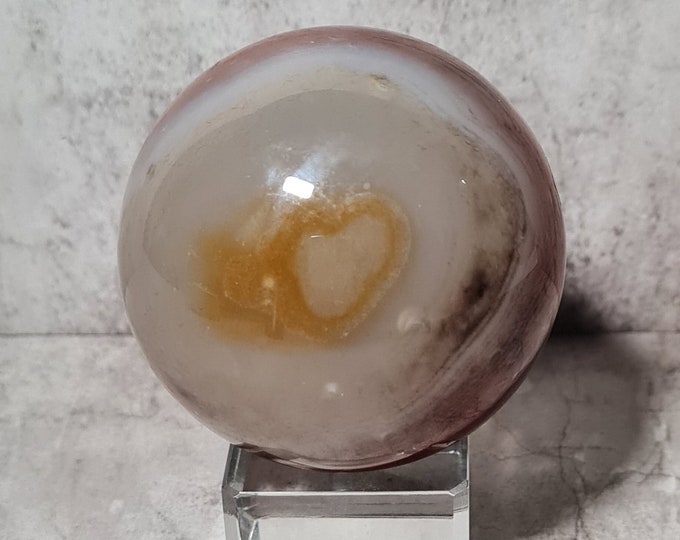 Botswana Agate: enchants with its unique blend of soft hues and intriguing patterns. Guardian of the root chakra, stability and grounding