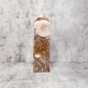 Calcedonio caramello con struttura agata e drusa. Favorisce la pace, la concentrazione e l'equilibrio. Pezzo d'arredo raro e bellissimo.