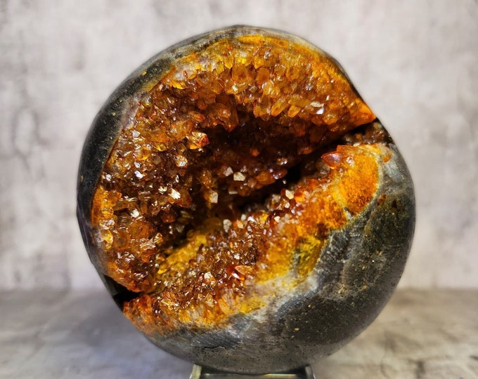 Citrine: Stimulates creativity and self-confidence. It promotes vitality and positivity. Perfect stone for personal growth.