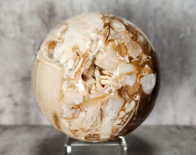Caramel Onyx ball full of warm earth tones and band structures: strengthens focus, helps with inner peace and is an eye-catcher in any room.