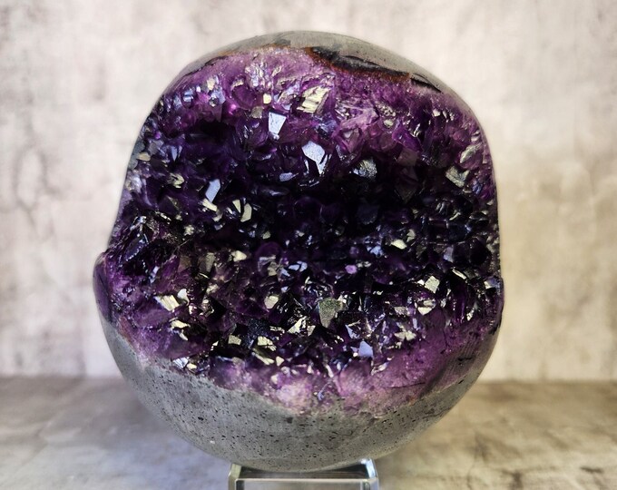 Amethyst: Promotes calmness and spiritual growth. It encourages clarity of thought and emotional balance for a peaceful mind.