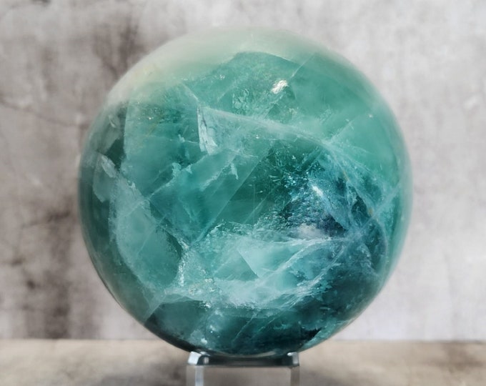 Green Fluorite Sphere: Helps with focus, emotional balance and energetic cleansing. Ideal for healing and meditation practices.