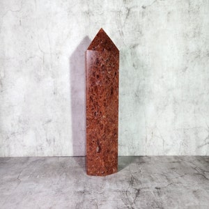 Torre di Lepidolite Rossa: Lucente, ricca di mica. Promuove la calma, l'amor proprio e l'equilibrio. Un potente cristallo per la trasformazione.