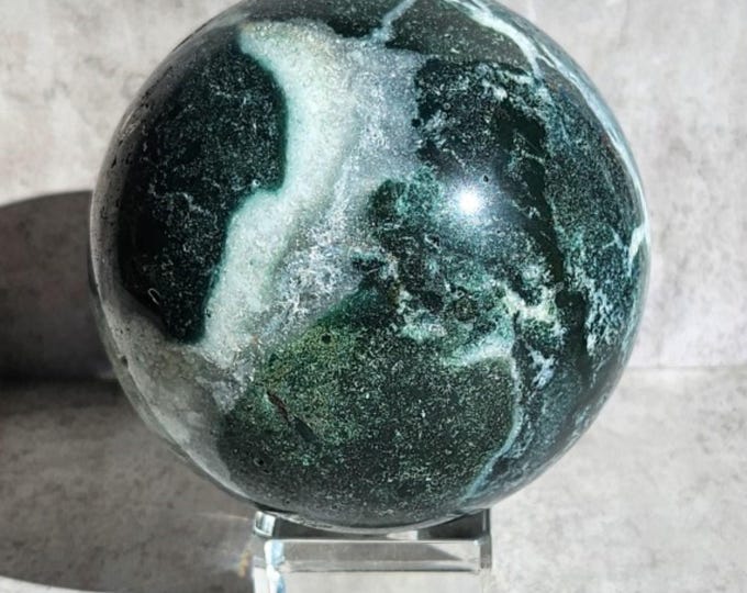 Moss agate ball for grounding, peace and growth. Connects you to nature and calms the heart. Ideal for balance and healing.