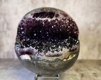 Amethyst: Soothing purple color, brings inner peace and spiritual development. Promotes clear thinking and emotional balance.