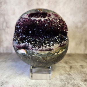 Améthyste : Couleur violette apaisante, apporte la paix intérieure et le développement spirituel. Favorise une pensée claire et un équilibre émotionnel.