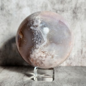 Sfera di agata fiorita con inclusioni druse: combinazione unica di struttura e toni calmi. Ideale come decorazione di cristallo o strumento spirituale.
