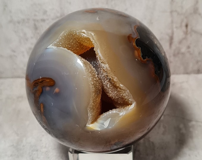 Black Flower Agate: Grounding stone that offers protection. Strengthens courage and gives emotional balance by absorbing negative energy.