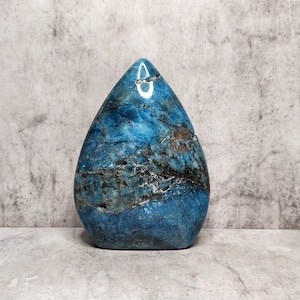 Apatite bleue avec une profondeur de couleur vibrante, un éclat vitreux et une finition polie. Intensité naturelle dans une forme de goutte compacte