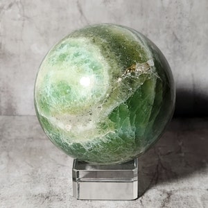 Calcite verde: stimola la crescita e l'equilibrio, promuovendo il benessere emotivo con la sua energia rinfrescante e calmante.