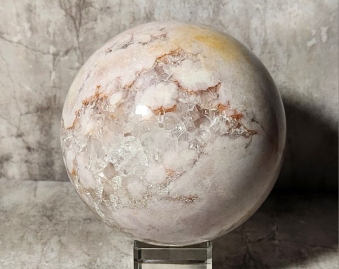 Flower agate ball: Soft patterns, promotes peace and spiritual growth. Unique decorative piece for crystal lovers and spiritual collections.