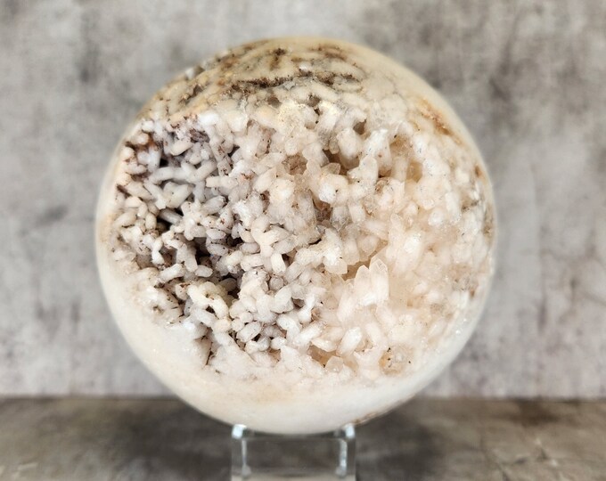 Flower agate: Very unique with crystal-rich opening. The geode shape emphasizes the soft earth tones and natural structure of the stone.