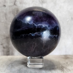 Sphère de fluorite arc-en-ciel : teintes intenses, forte énergie de concentration et clarté mentale. Idéal pour les ambiances spirituelles et décoratives.
