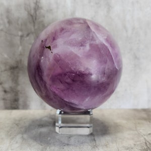 Fluorite violette : Favorise la paix intérieure et l'équilibre. Havre de paix pour la croissance émotionnelle, la découverte de soi, la protection énergétique.