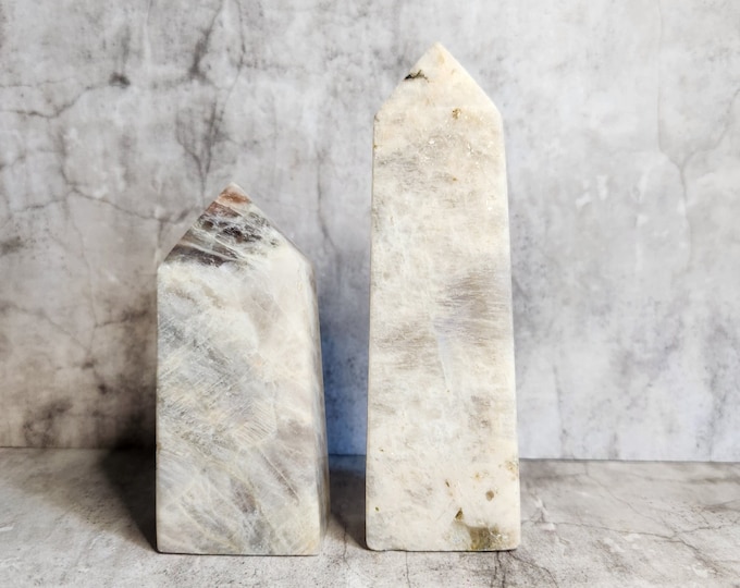 White Moonstone: Soft energy, promotes intuition and emotional balance. Radiates peace and harmony in a creamy sheen.