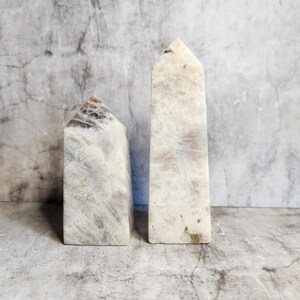 Pietra di luna bianca: energia morbida, promuove l'intuizione e l'equilibrio emotivo. Raggi di pace e armonia in uno scintillio color crema.