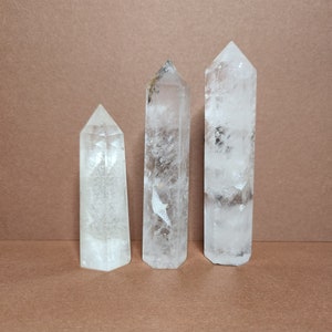 Cristal de roche/Quartz clair : purifie l'énergie, favorise la clarté, renforce l'intuition, aide à la concentration et aux pensées positives.
