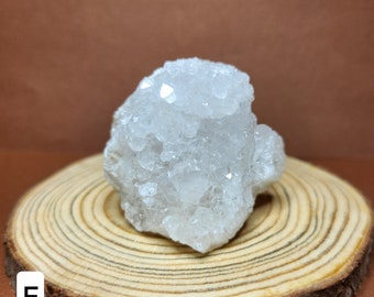 White Quartz Geode: A natural treasure, radiating purity and energy. Transforms negativity, promotes balance and serenity.