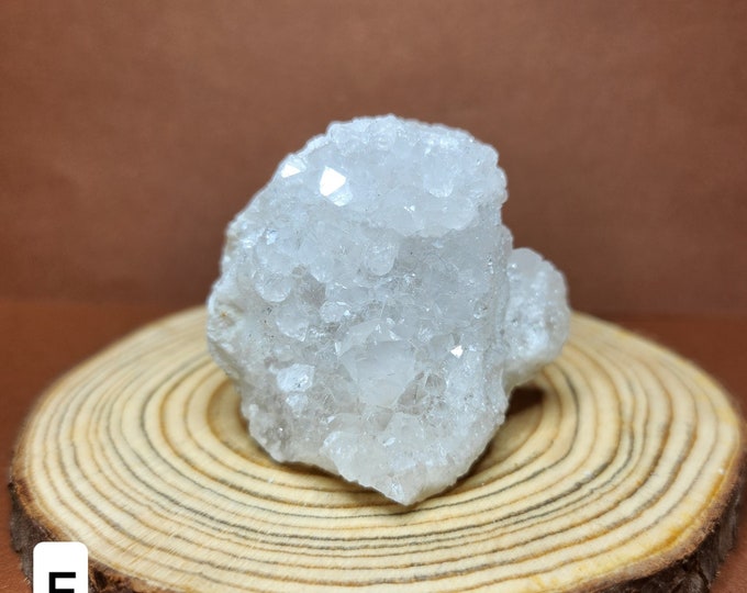 White Quartz Geode: A natural treasure, radiating purity and energy. Transforms negativity, promotes balance and serenity.