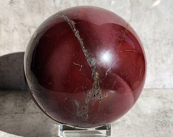 Mookaite jasper: Powerful, grounding and activating. Helps with choices, inner peace and connecting intuition with action.