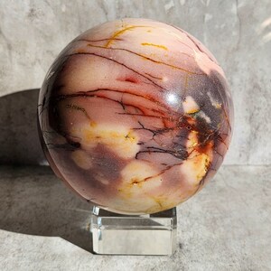 Jaspe Mookaite ou Radiolarite : renforce la vitalité, favorise la paix et la connexion avec la nature et soutient l'équilibre émotionnel.