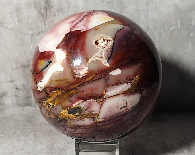 Mookaite, in its earthy tones, brings harmony and grounding. It strengthens inner strength and promotes emotional balance.