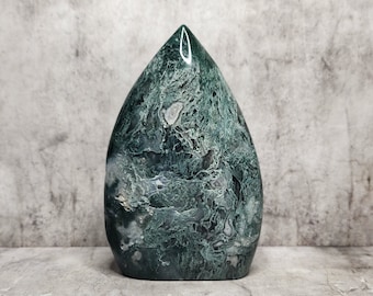 Green Moss Agate: Oasis of peace and growth, enriched with natural shades, promotes stability, balance, a deeper connection with nature
