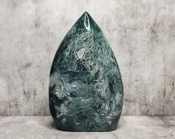 Green Moss Agate: Oasis of peace and growth, enriched with natural shades, promotes stability, balance, a deeper connection with nature