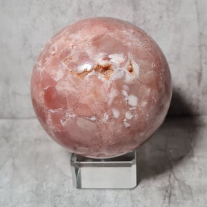 Agate fleur rose : Favorise l’amour et la compassion. Les nuances délicates et les motifs floraux en font un beau choix pour l'harmonie.