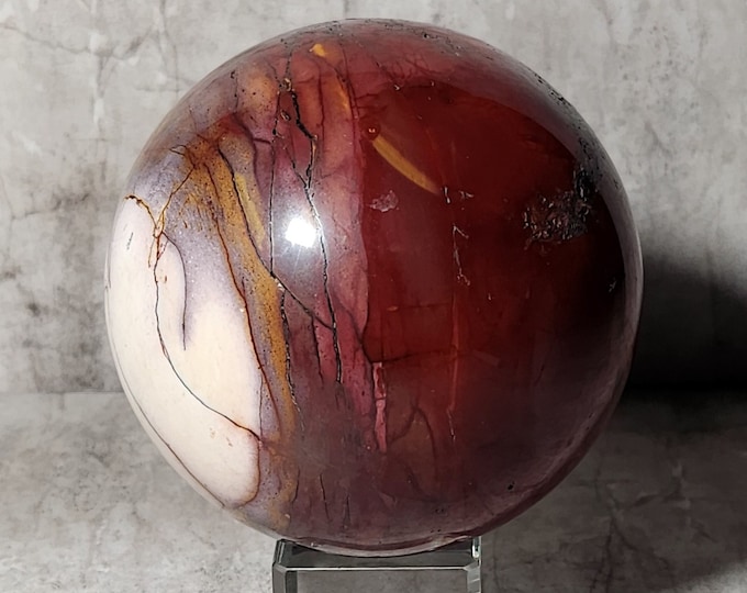 Mookaite, with its earthy colours, brings stability and connection to nature. It promotes inner strength and emotional balance.