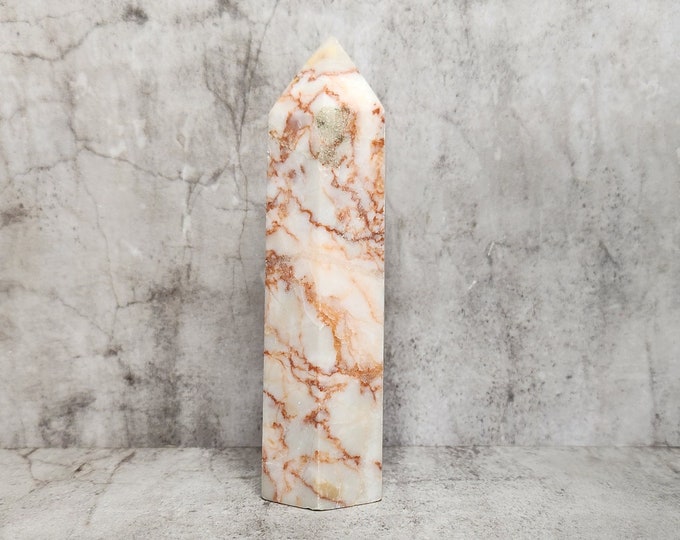 Red Vein Jasper: A robust stone covered with deep red veins, promotes courage, vitality and grounding for a powerful and balanced life